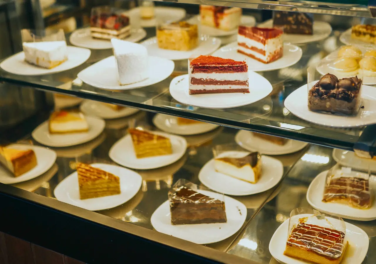 Fatias de bolo para vender na vitrine