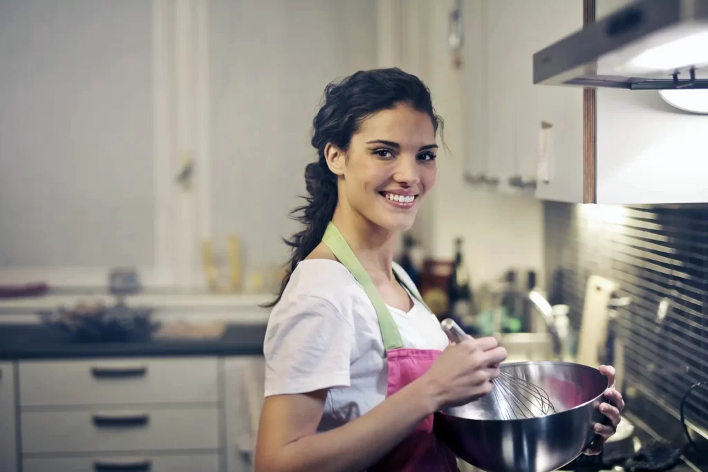 Mulher segurando Utensílios de Cozinha