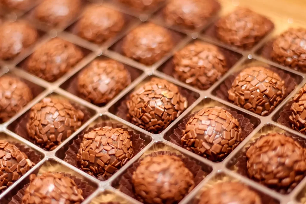 Caixa de brigadeiros feita com o Enrolador de Doces